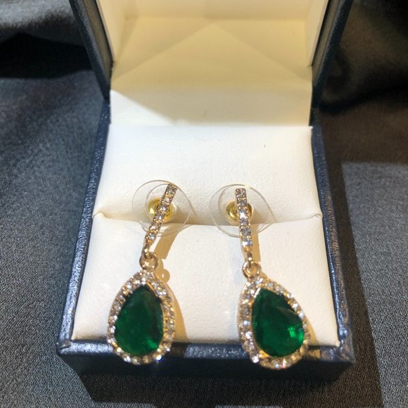 Hudson's Bay Emeral Green Drop Earrings. - Picture 4 of 4